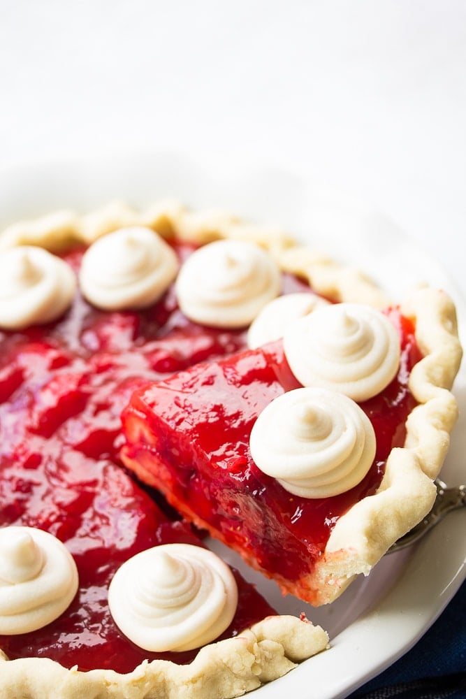 slice of strawberry pie being lifted out of pie plate.