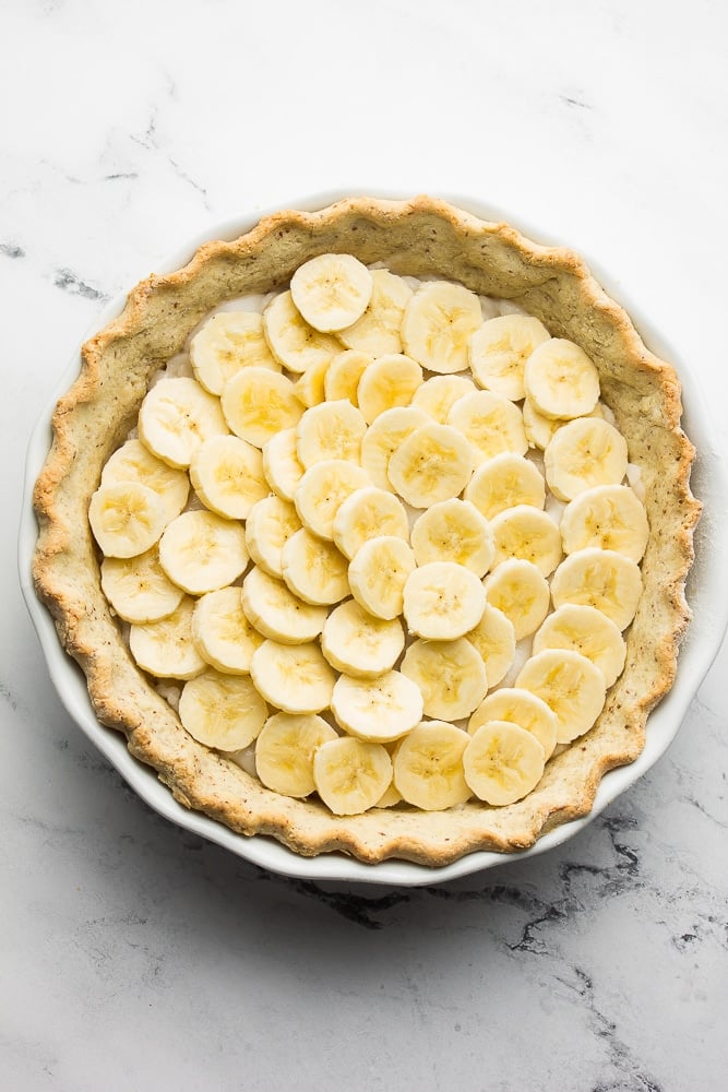 bananas layered in pie crust