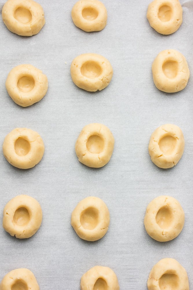 lemon shortbread cookies without lemon curd lined up in three rows