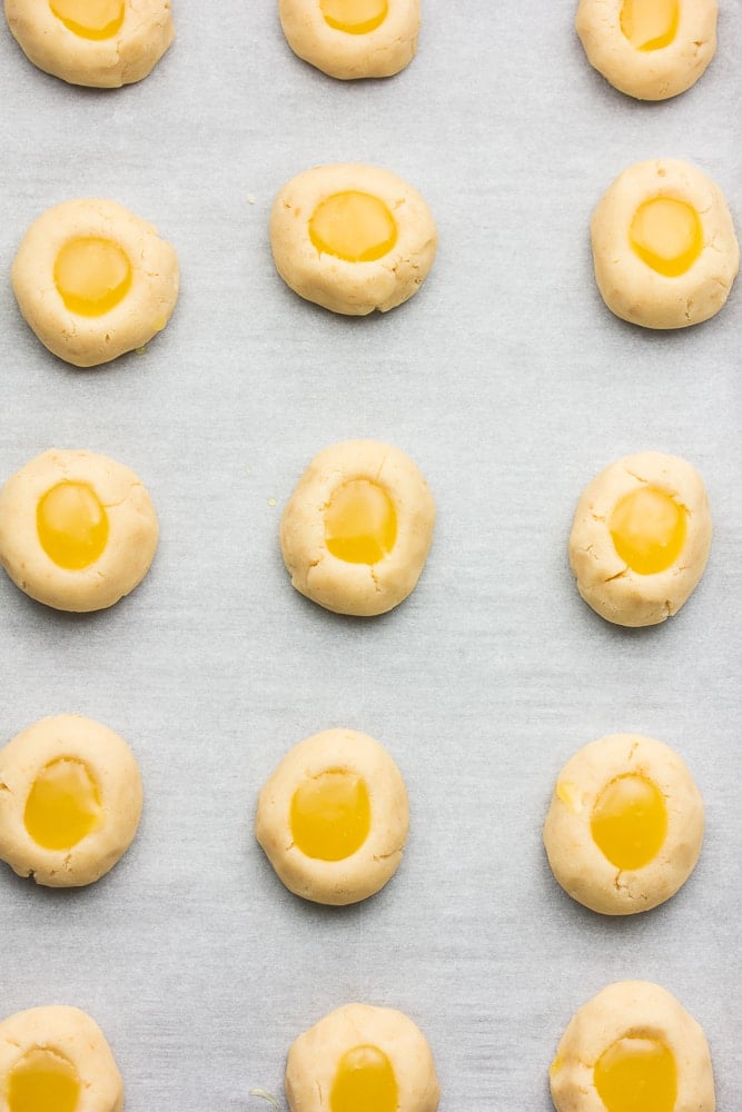 shortbread cookies with lemon curd lined up in three rows