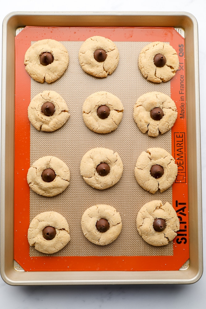 a pan with silicone and lots of cookies on it