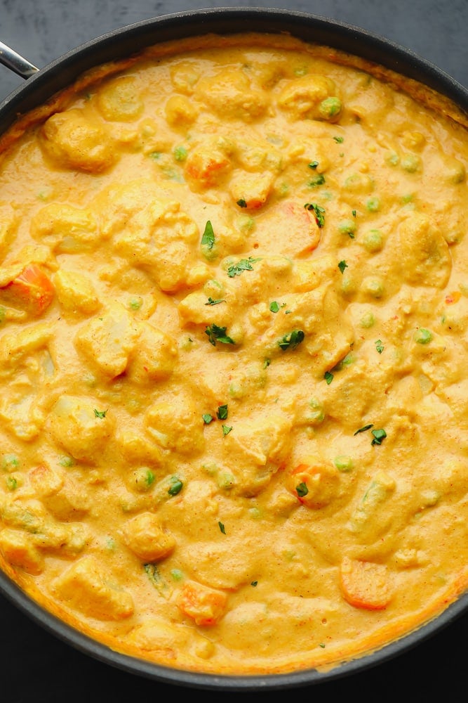 pan full of yellow vegetable korma