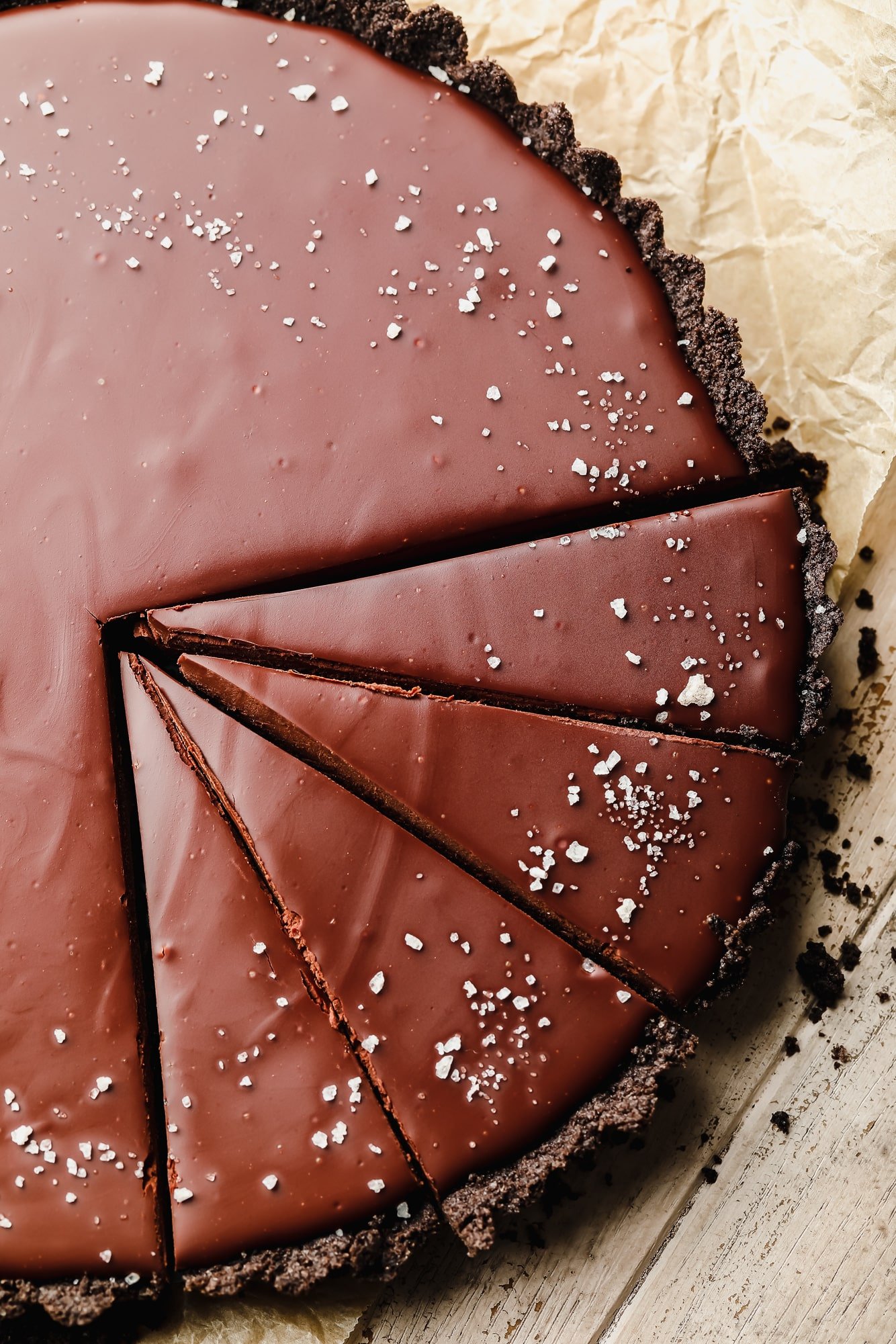 Top off the sliced ​​vegan chocolate tart with flake salt.