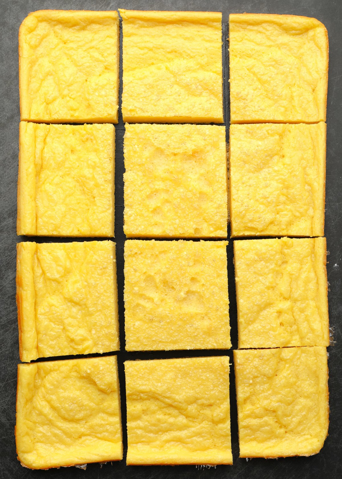 Vegan gebackene Eierpfannkuchen, in Quadrate geschnitten.