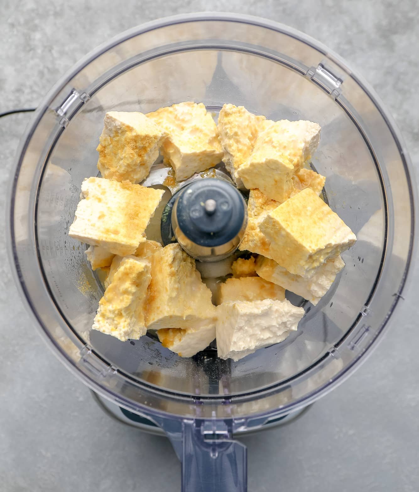 Zutaten für Tofu-Frischkäse in einer Küchenmaschine.